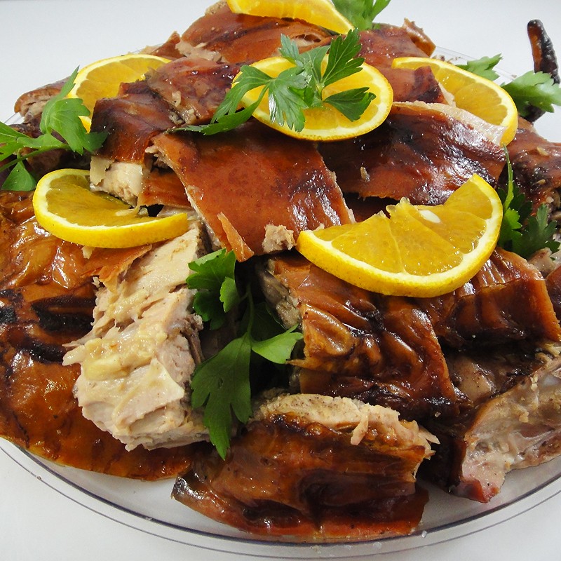 Leitão assado com pele dourada e crocante